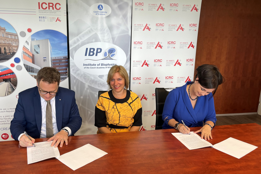 Photo: signing of the agreement; from left: Ing. Vlastimil Vajdák, prof. MUDr. Irena Rektorová, Ph.D. and doc. RNDr. Eva Bártová, Ph.D., DSc.