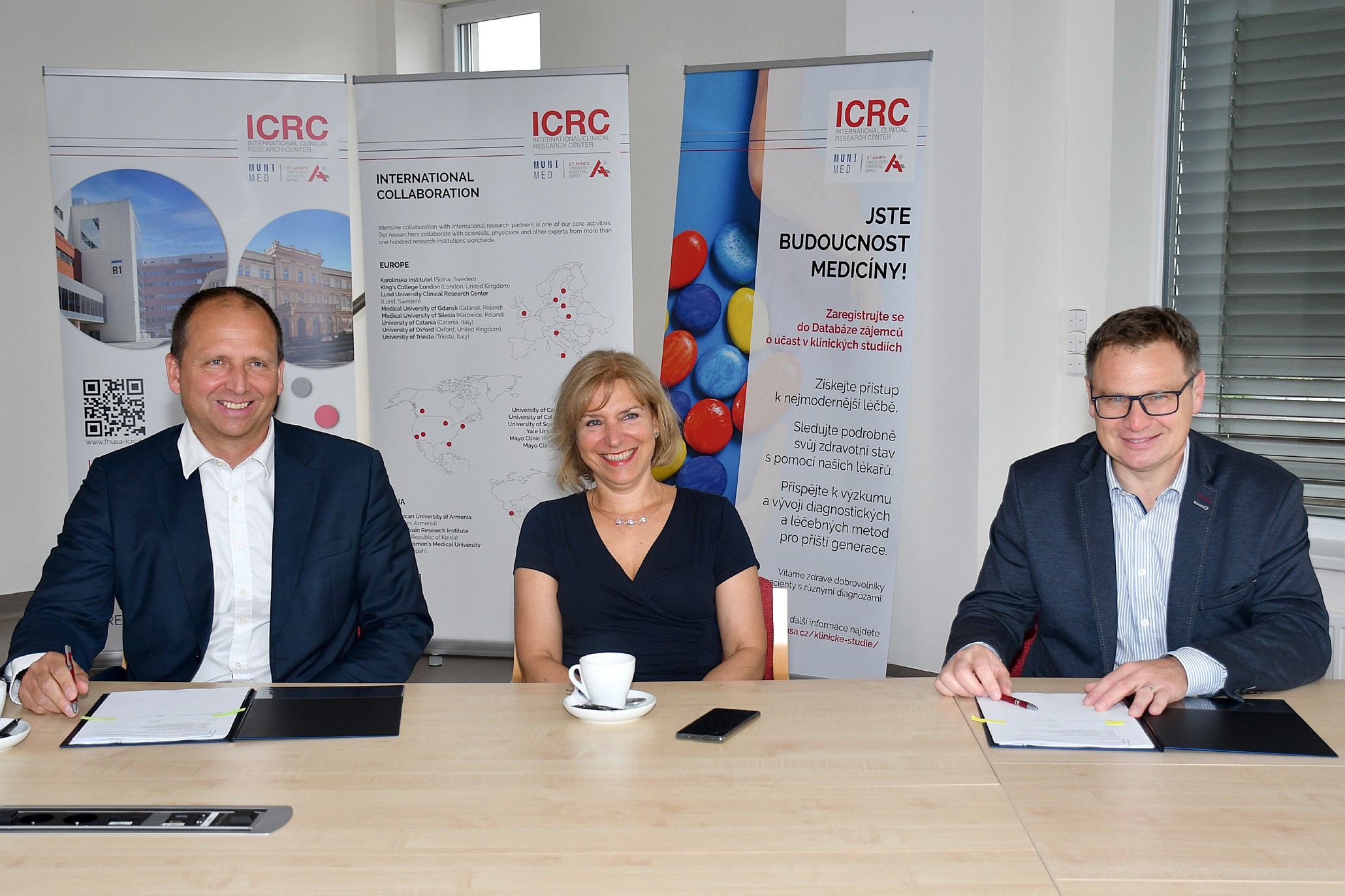Photo: signing the agreement; left to right: prof. PharmDr. Mgr. David Vetchý, Ph.D., prof. MUDr. Irena Rektorová, Ph.D. a Ing. Vlastimil Vajdák